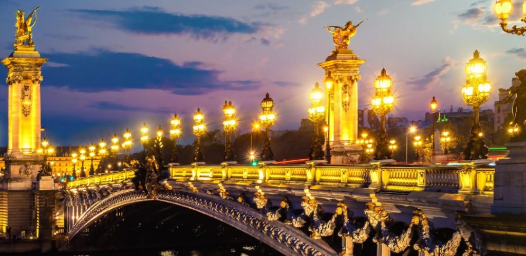 Pont Alexandre III illuminé à Paris